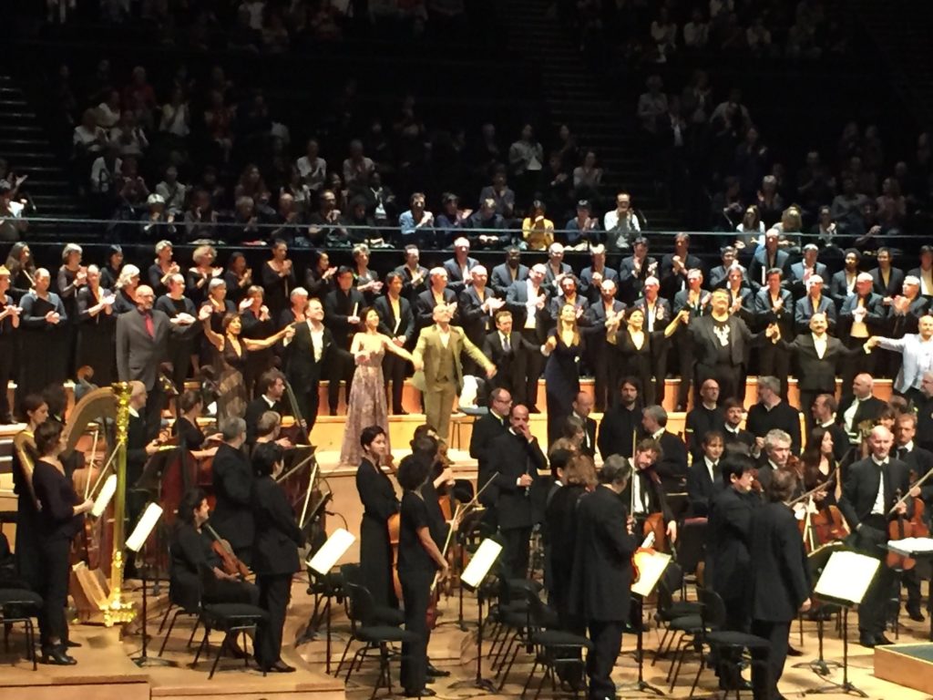 Ovation, l'orchestre se lève