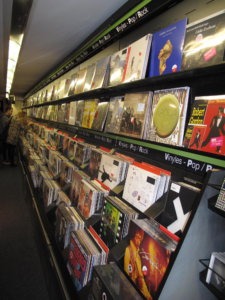 Vinyle : Back to basics ! les linéaires des magasins