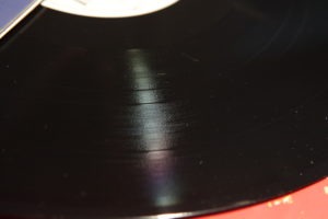 Le vinyle, une galette noire aux micro sillons